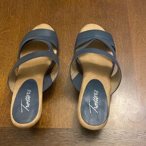 Trotters Maxine navy leather sandals size 7M